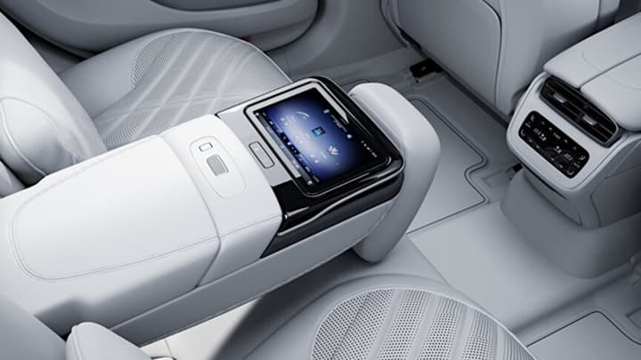 EQS SUV Image 24